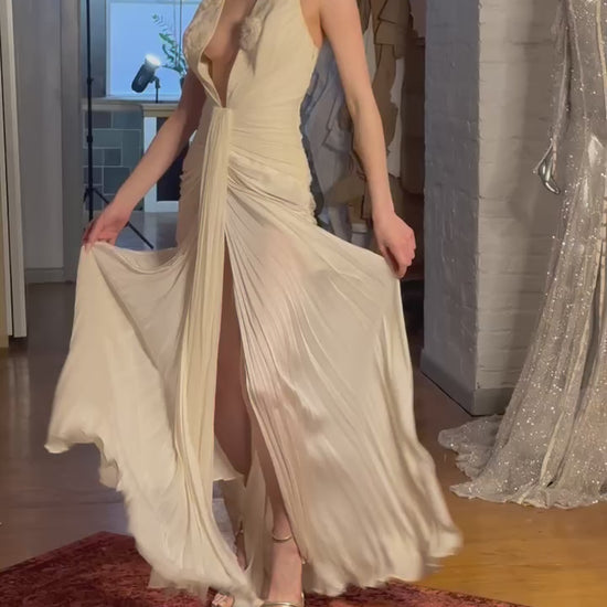Priscilla Couture fashion model in a 1920's Hollywood-inspired wedding dress.