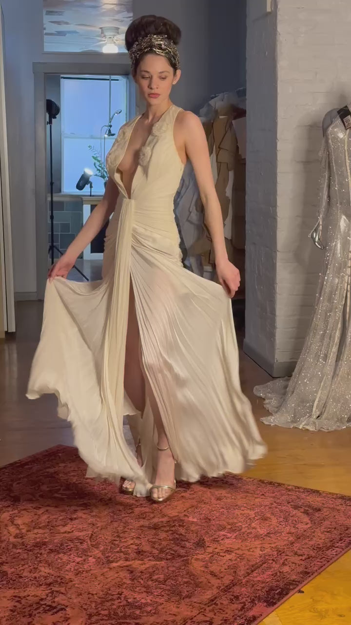 Priscilla Couture fashion model in a 1920's Hollywood-inspired wedding dress.